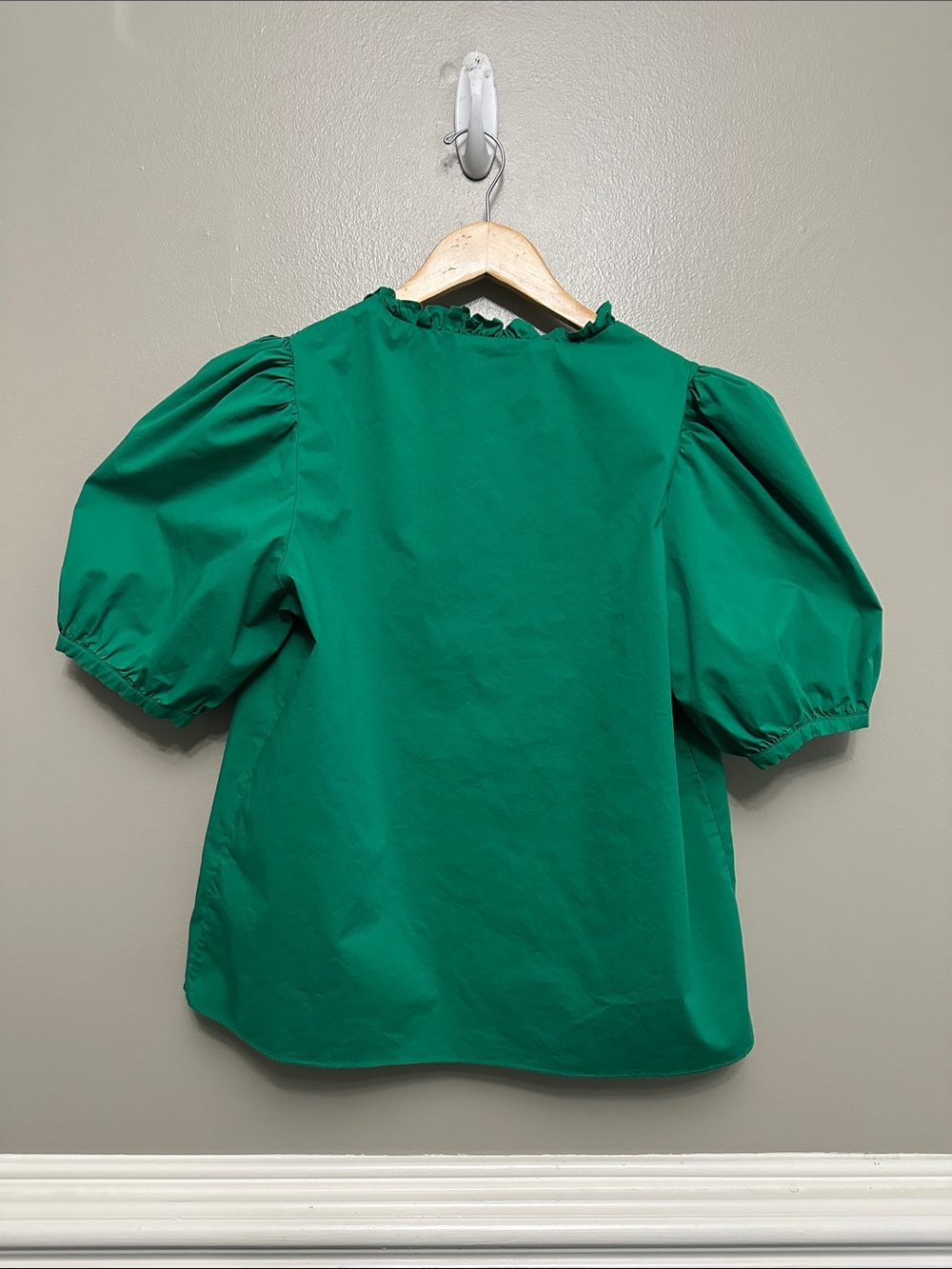 Tuckernuck / Hyacinth House green ruffle neck top Sz M - Picture 4 of 6